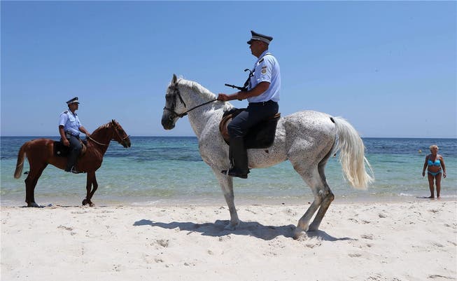Berittene Polizisten bewachen den Strand von Sousse.