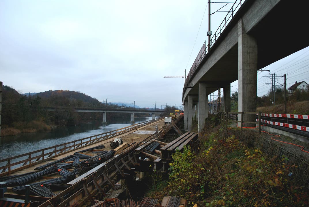 2015 wird die Hilfsbrücke für den Aufbau des Viadukts zu einem Leergerüst zurückgebaut.