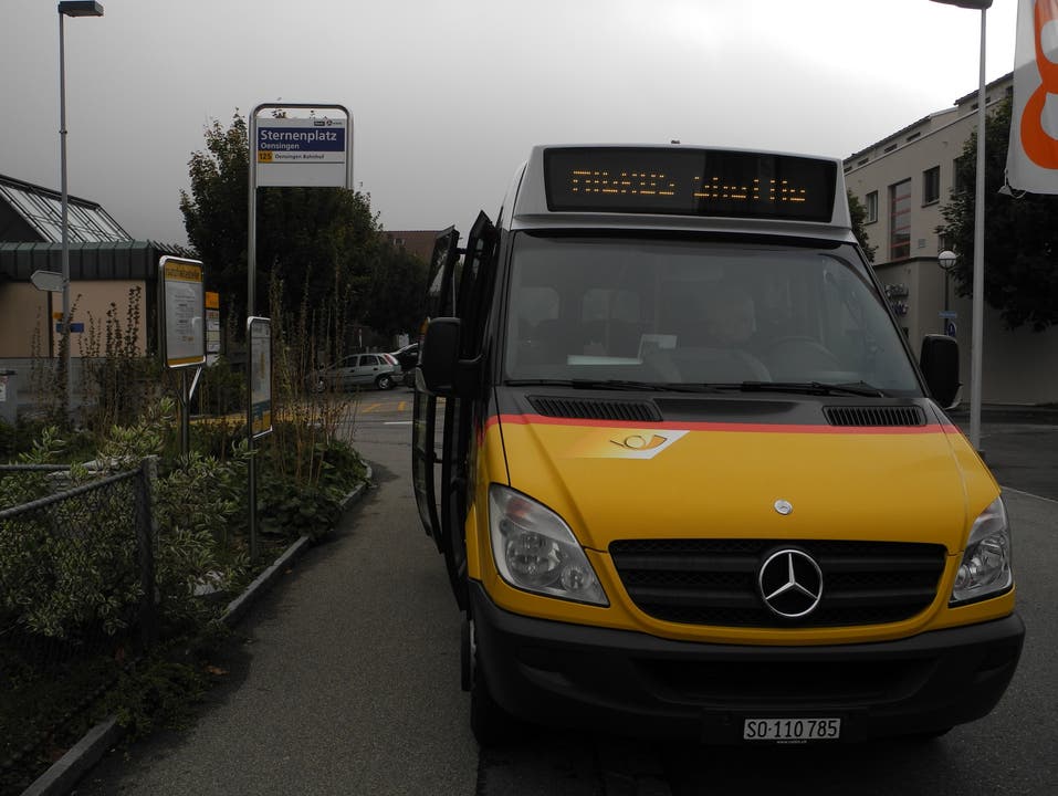 Der Migros-Shuttle wartet beim Sternenplatz in Oensingen auf die Migros-Kunden, um sie zurück nach Balsthal zu bringen.