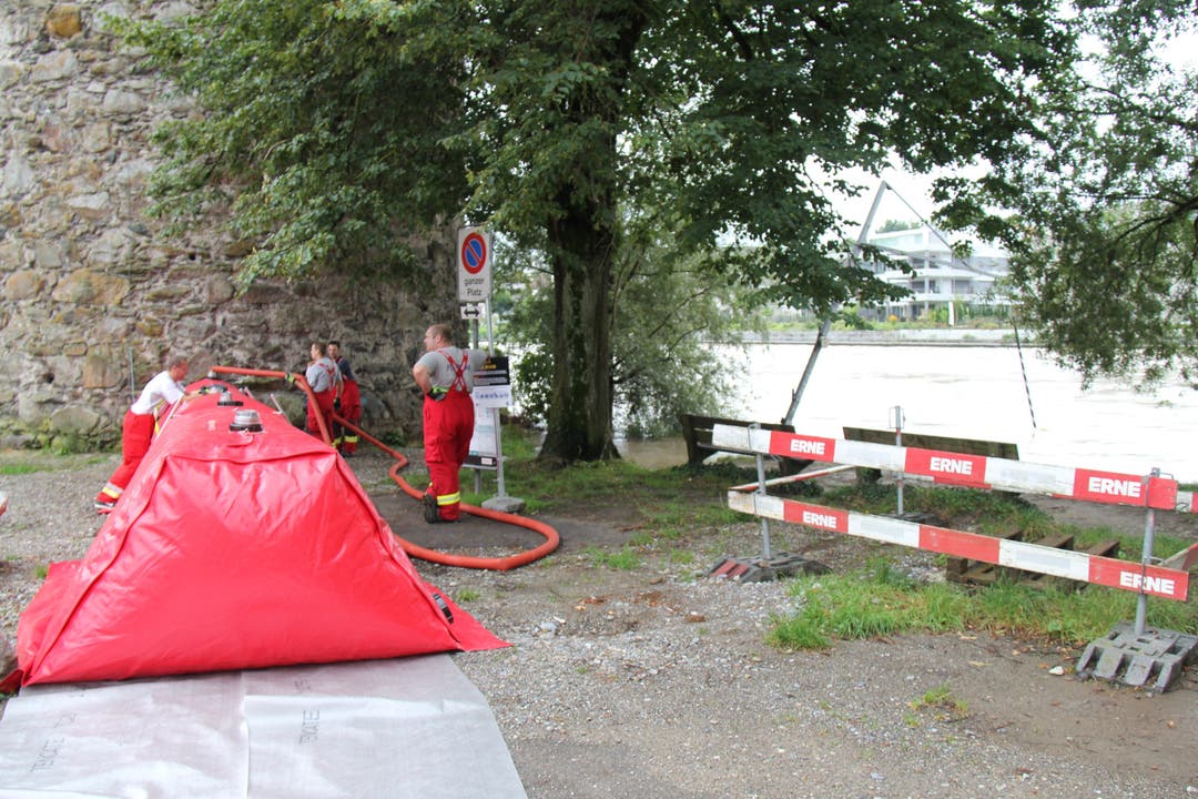 In Bremgarten trifft die Feuerwehr Hochwasserschutzmassnahmen.