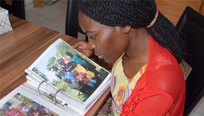 Harriet Suter blättert im Fotoalbum. Die Bilder zeigen Kinder, die in ihrem Waisenhaus in Uganda ein Zuhause gefunden haben.
