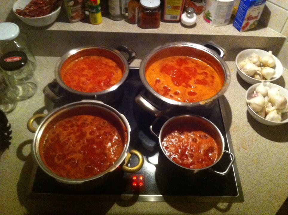 Aus mehreren Kilogramm Tomaten haben die Studenten Sauce für den ganzen Winter eingekocht