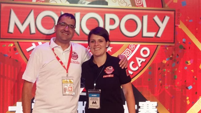 Stephanie Kneubühler, vom Spielwarenhersteller Hasbro (Schweiz) AG, und Beat Jost an den Monopoly Weltmeisterschaften in Macau.