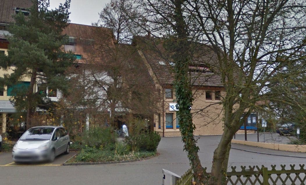 Die Filiale der Hypothekarbank Lenzburg in Rupperswil im Gebäude rechts hinten, etwas vom Baum verdeckt.