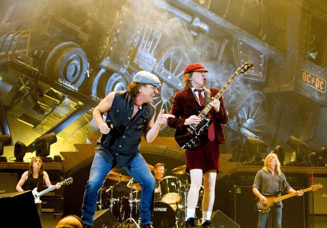Rockband AC/DC mit Sänger Brian Johnson und Gitarrist Angus Young.