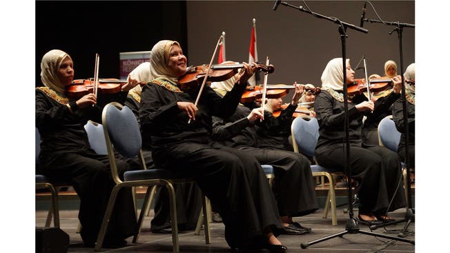 Den Taktstock können die ägyptischen Musikerinnen nicht sehen. Aber ein anfängliches Schnippen reicht und der Rhythmus sitzt.