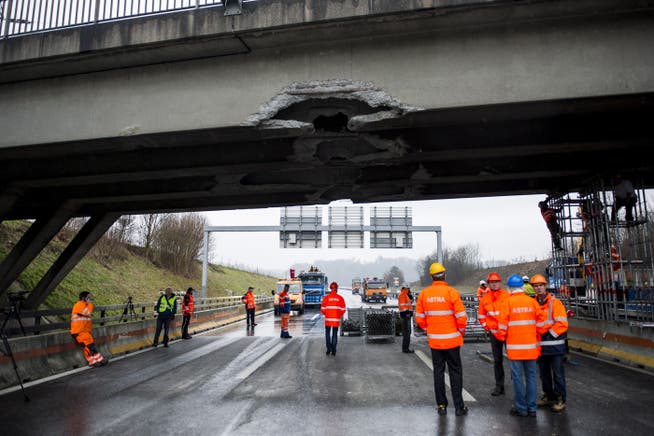13. Januar 2014: Die Autobahnbrücke bei Birmenstorf ist durch einen Bagger stark beschädigt worden. (Archiv)