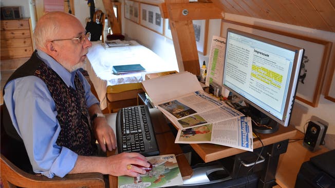 «Chropftuube»-Macher Eugen N. A. Rauber in der Schreibstube im Baderhüsi beim Produzieren der Dorfzeitung.