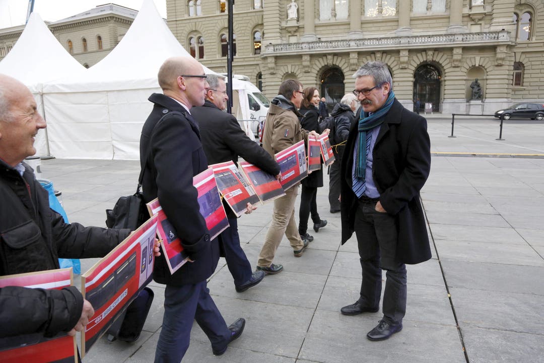 Auch Roberto Zanetti ist da. Ganz links ist Andreas Flury aus Matzendorf zu sehen. Er hat im Alleingang 2300 Unterschriften gesammelt.
