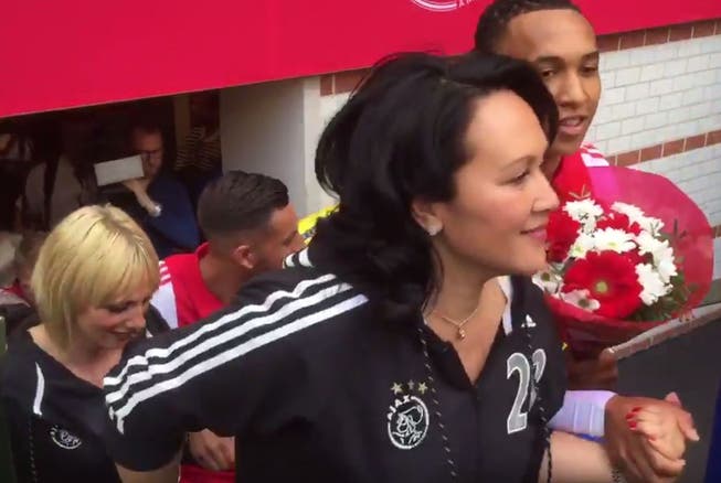 Ajax-Spieler laufen am Muttertag mit ihren Müttern im Stadion ein..JPG