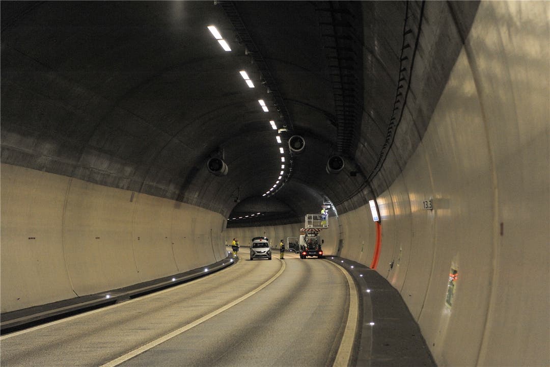 Der Chienbergtunnel ohne Verkehr: In regelmässigen Abständen müssen im Tunnel Unterhaltsarbeiten ausgeführt werden ...