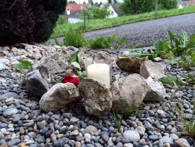 Blumen erinnern nach dem tödlichen Unfall an das Opfer.