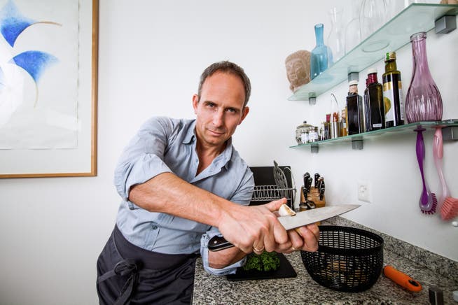In Küche und Job eine sichere Hand in heiklen Situationen: Urs Bartenschlager zu Hause am Werk.