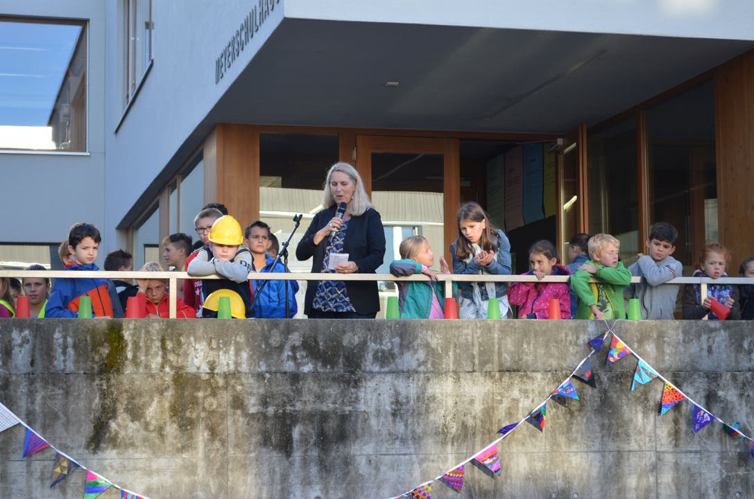 Schulleiterin Andrea Haslimeier weiht den Neubau mit den Kindern ein