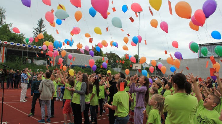 Schüler lassen 300 Ballone als Zeichen des Neuanfangs in die Luft steigen