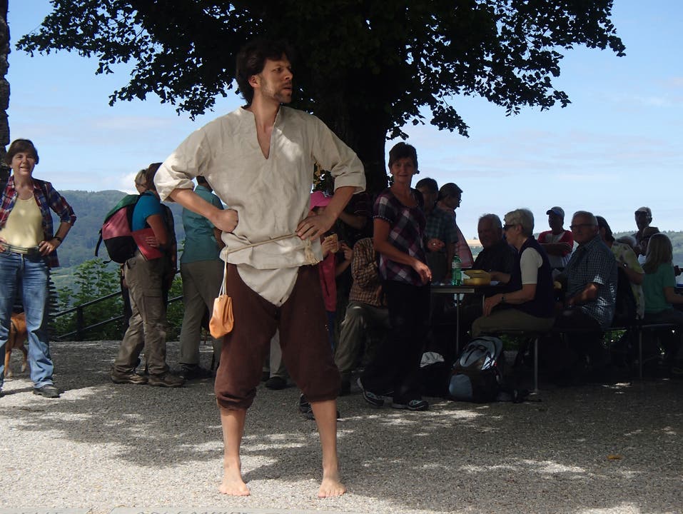 Ein als Römer verkleideter Mann unterhält die Leserwander-Schar