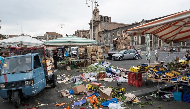 Müll auf dem Marktplatz der sizilianischen Stadt Catania: Viele Schweizer Grosskonzerne finden sich in Italien nicht wirklich zurecht.Nick Hannes/Keystone