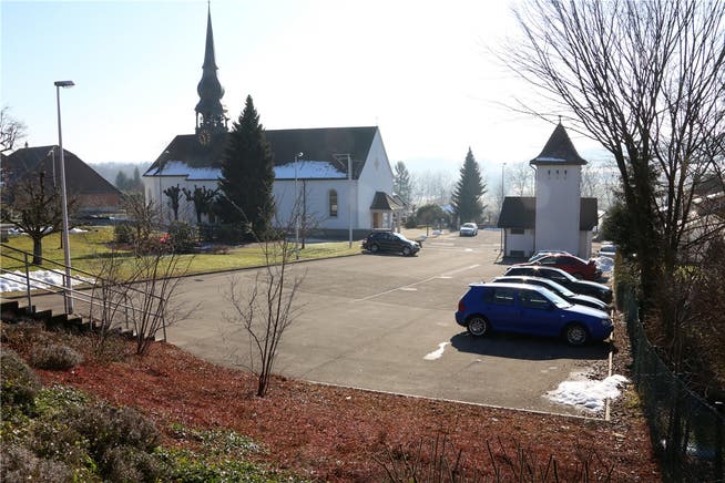 Der auch vom Militär genutzte Parkplatz bei der Kirche muss jeweils an den Wochenenden oder bei Beerdigungen von der Armee geräumt werden.