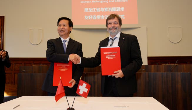 Wang Xiankui und Roland Heim bei der Unterzeichnung des Freundschaftsvertrag. (Archiv)