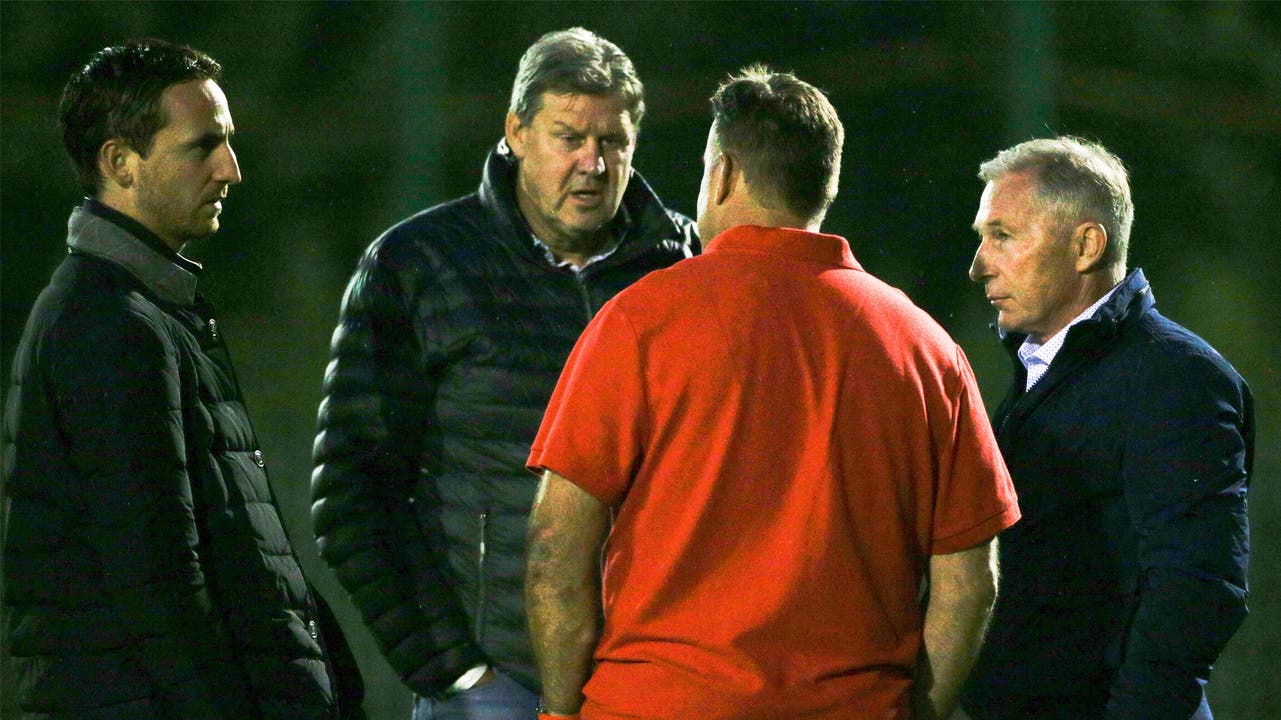 Nach dem Spiel spricht die FC-Aarau-Führungscrew (von links: Sandro Burki, Roger Geissberger und Alfred Schmid) Trainer Patrick Rahmen (rotes Shirt) das Vertrauen aus.