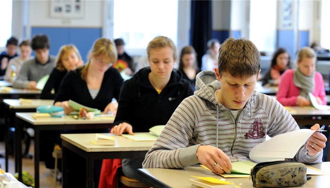Aufnahmetests an die Kantonsschule: Mit ausserschulischen Kursen kann man sich darauf vorbereiten – das können sich aber nicht alle Familien leisten.