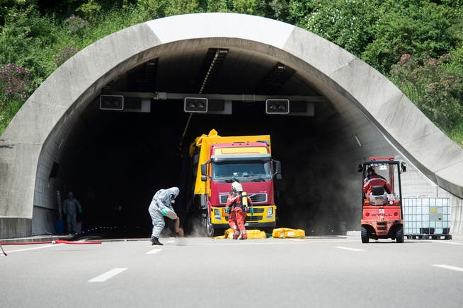 Beim Ausgang des Üetlibergtunnels ist am Dienstag Formaldehyd aus einem Transporter gelaufen.