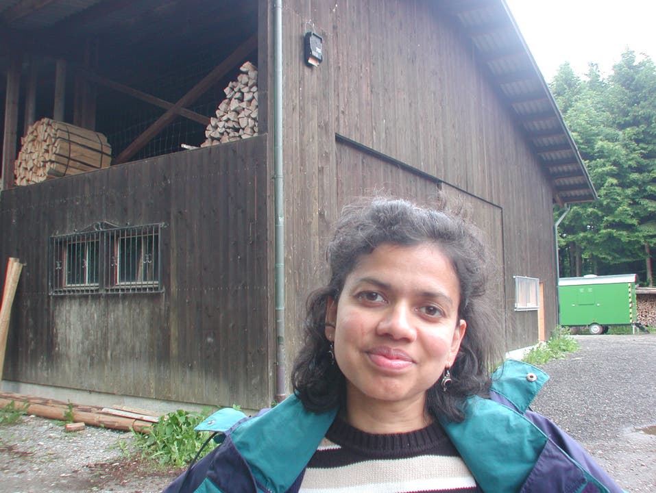 Anne Semadeni, Lokale Fledermausschützende LSF, im Hintergrund ein Fledermauskasten für Spaltbewohner bei der Waldhütte in Birmensdorf.