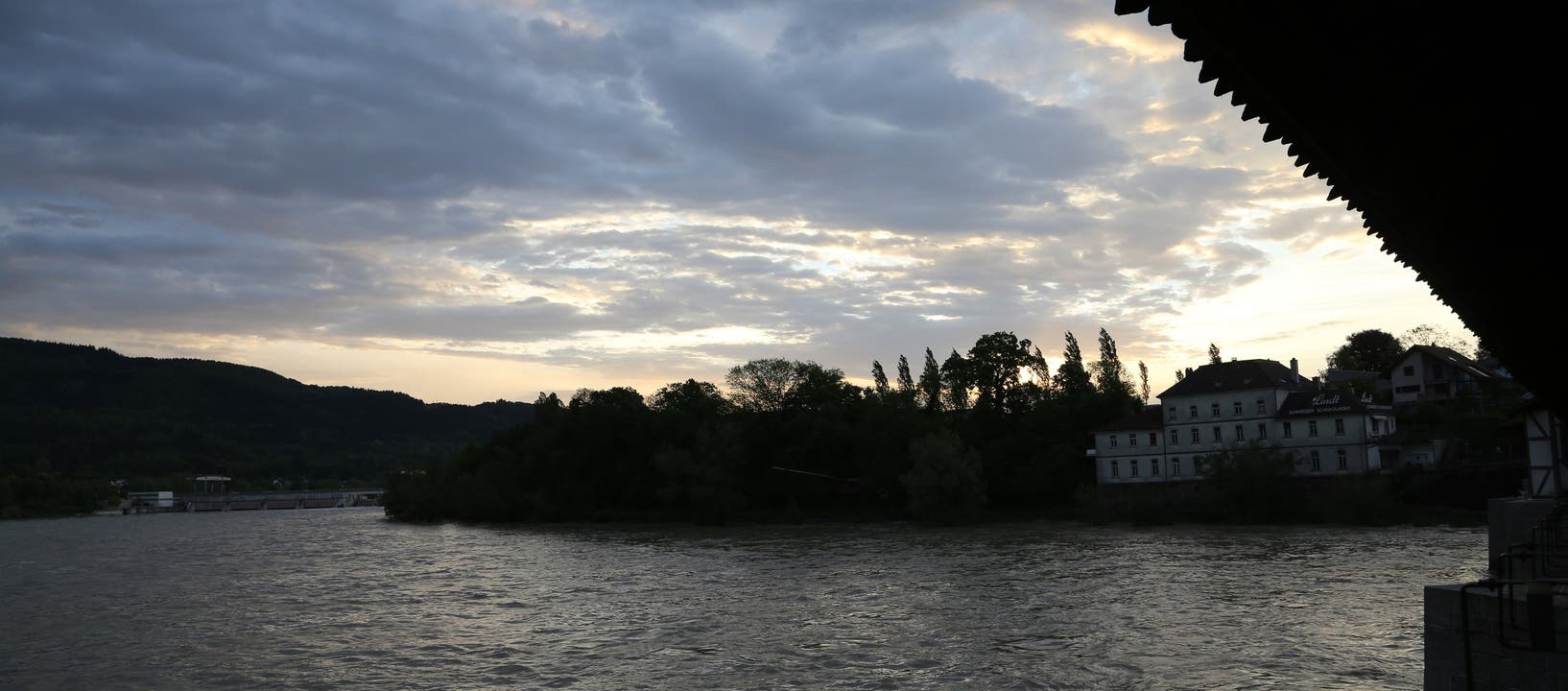 Stimmungsvoll: Der Rhein bei Stein, gegenüber von Bad Säckingen (D)