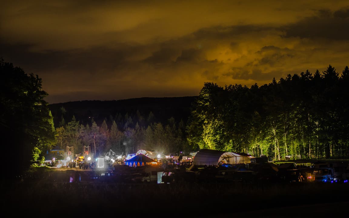 Eingebettet in den Wohler Wald, bot das Festival vor allem bei Nacht einen atemberaubenden Anblick