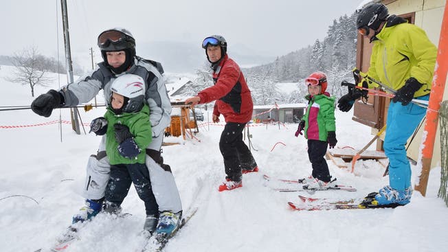 Skilift Gsahl: Andreas Lindegger (Bildmitte) schickt die ersten «Schneehungrigen» auf die Reise.
