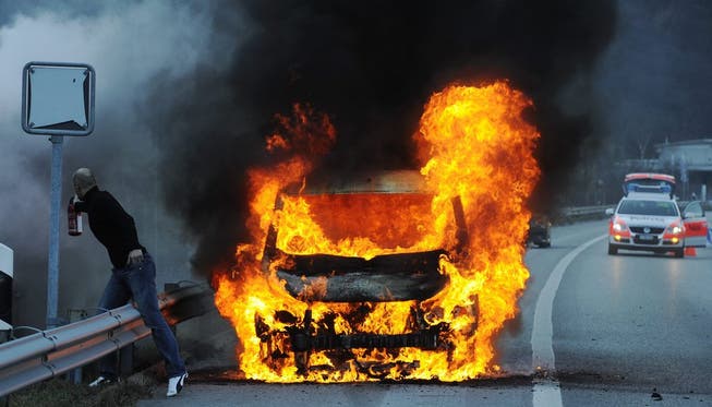 Brennendes Auto vor dem Gubrist (Symbolbild).