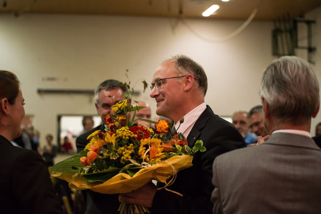 Hansjörg Knecht nimmt nach der Nomination am Parteitag in Muhen Glückwünsche entgegen.
