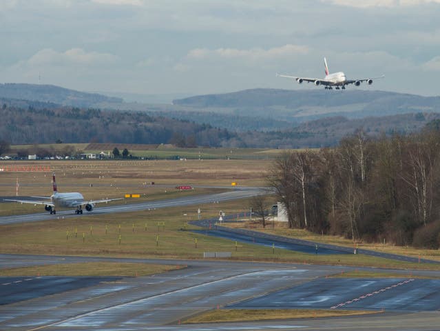 Ein Flugzeug im Landeanflug auf den Flughafen Zürich (Symbolbild)