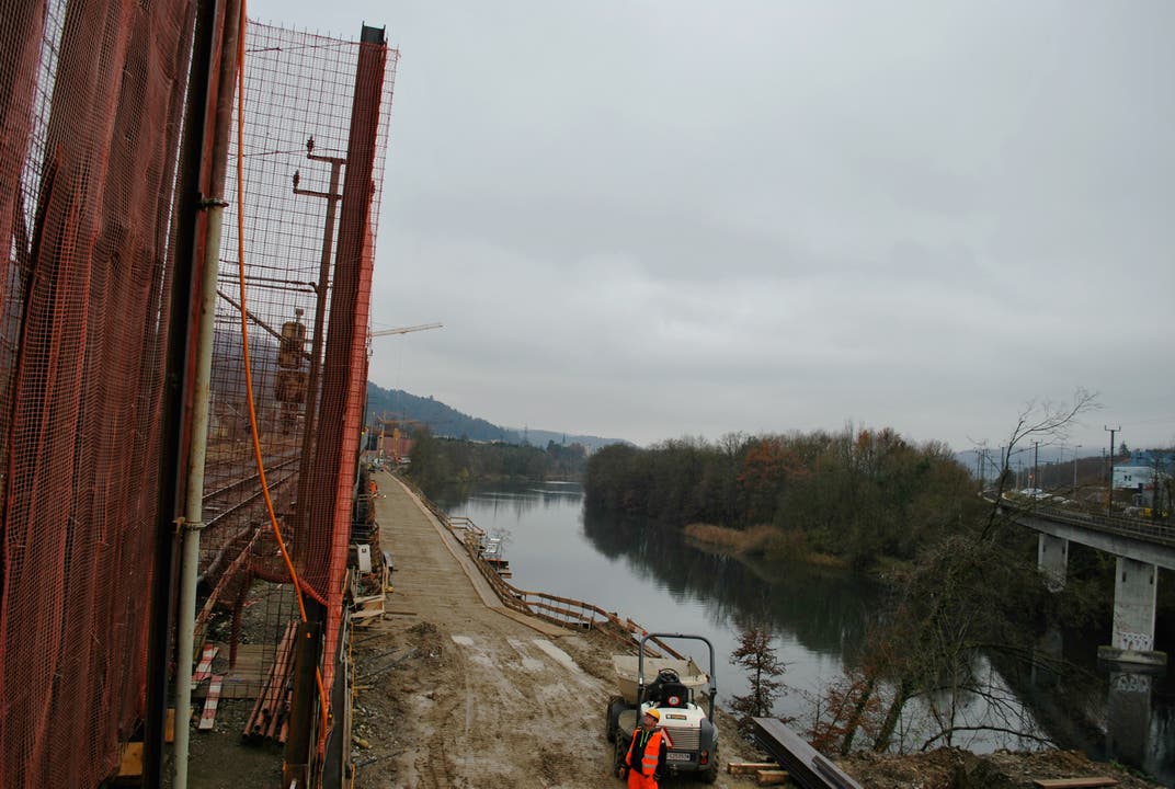 Die Hilfsbrücke verläuft auf knappem Raum zwischen dem bestehenden Heitersbergviadukt und der Limmat. Blick in Richtung Wettingen