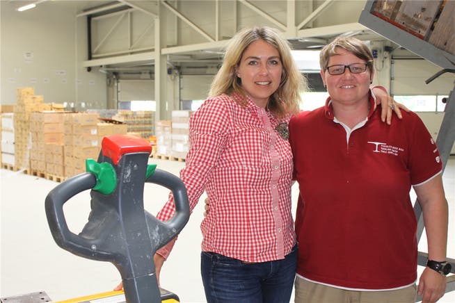 Gemeinsam gegen Food waste: Cornelia Schneider (links) und Karin Neuhaus im neuen Logistikcenter.