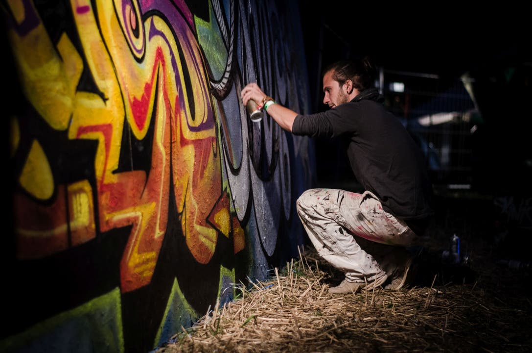 Bis tief in die Nacht arbeiteten Graffiti-Artists an ihrem Kunstwerk.