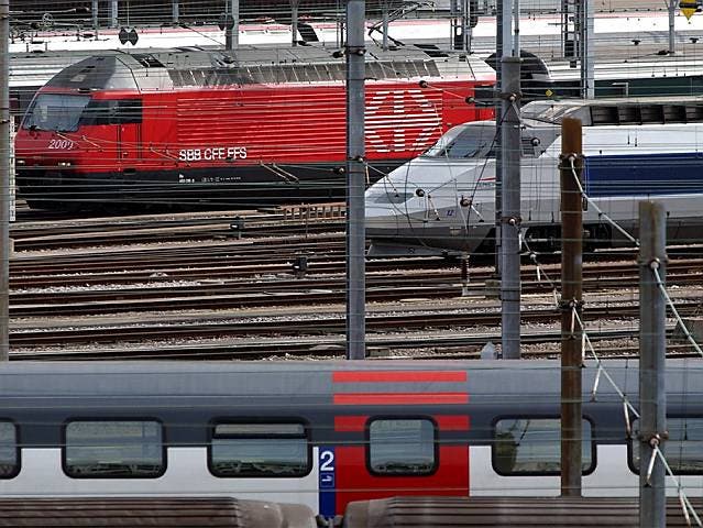 Ein TGV der SNCF inmitten von SBB-Zügen in Genf (Archiv)
