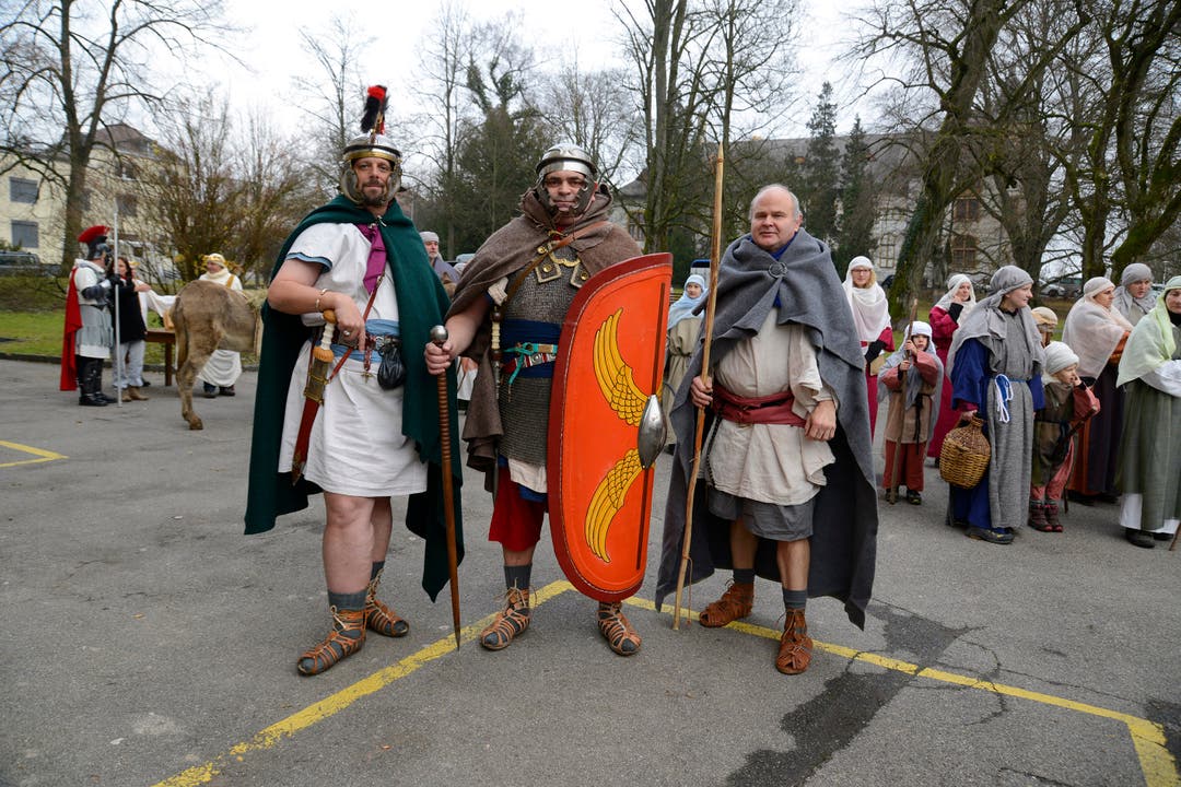 Diese Römer sehen anders aus, als die, die normalerweise mitmachen. Diese drei Männer machen bei einem Römer-Verein mit und präsentieren sich 2015 auch an der Weihnachtsreise.