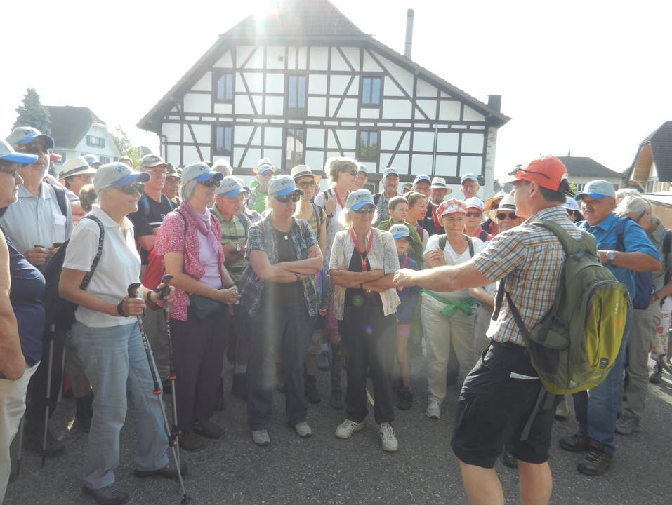 Wanderleiter Jürgen Hofer begrüsst die 82 Wanderer