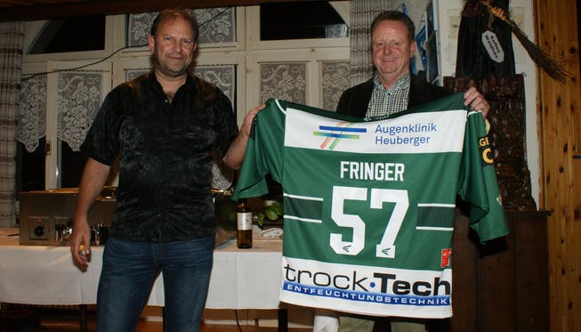 Rolf Fringer, Sportchef des FC Luzern, freut sich an der EHCO-Metzgete im Restaurant Chilchli in Bärenwil über das von Speedy Powermouse Raphael Galliker überreichte EHCO-Shirt mit seinem Namen.