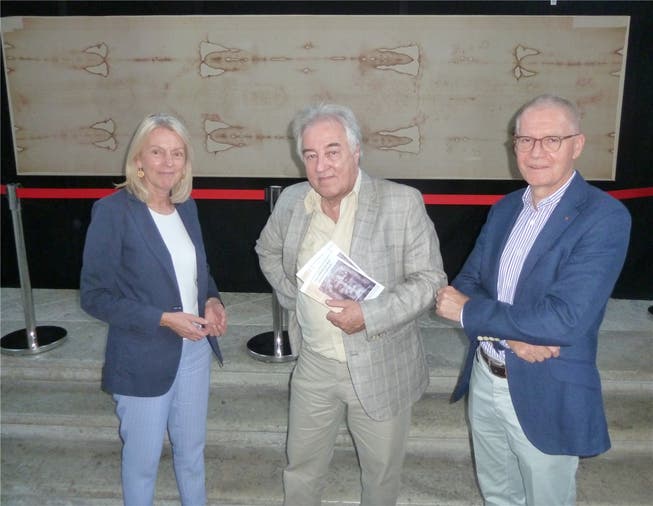Helene und Marquard Imfeld vom Verein Sindone und Ausstellungsmacher Markus Hungerbühler (Mitte) haben die Ausstellung zum geheimnisumwitterten Turiner Grabtuch in die Peterskapelle in Solothurn gebracht.