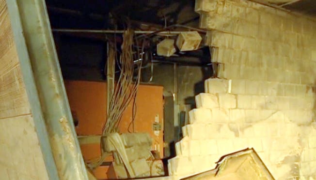 Durch die Druckwelle wurden Wände und Fenster zerstört. Quelle: Tele M1