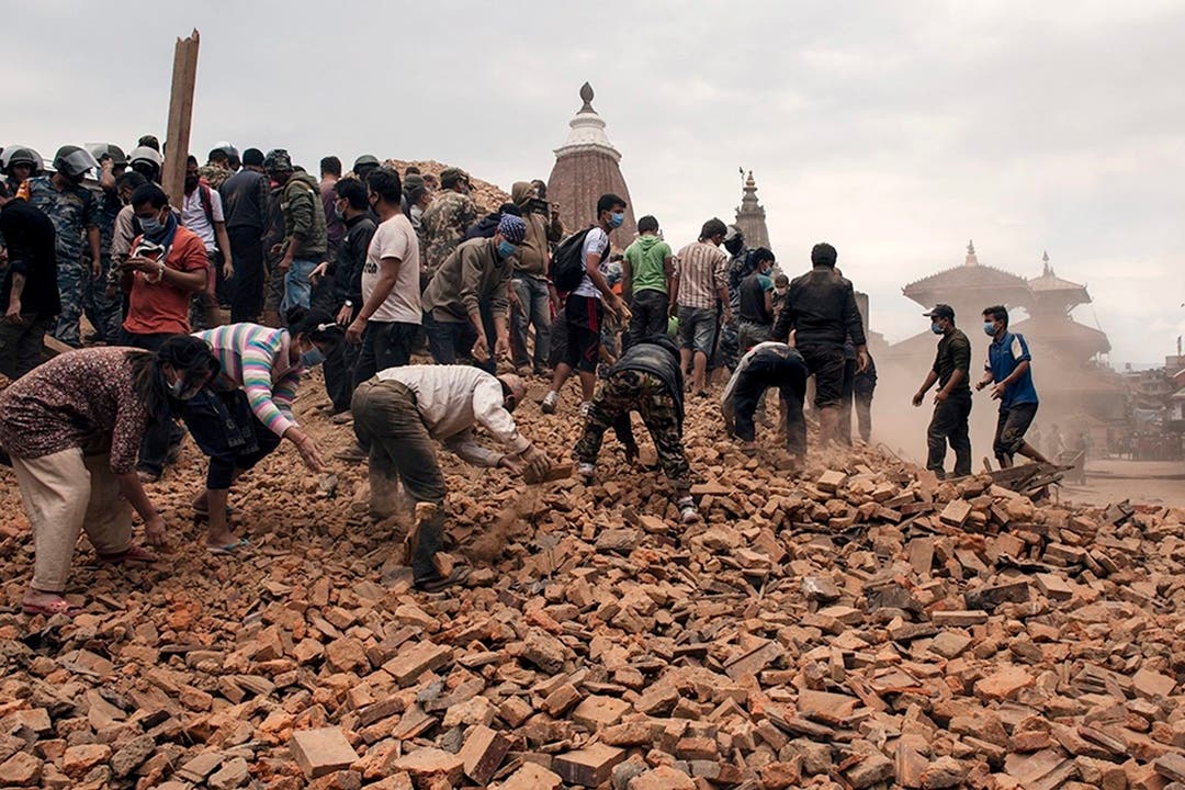 Helfer suchen in den Trümmern in Kathmandu nach Überlebenden