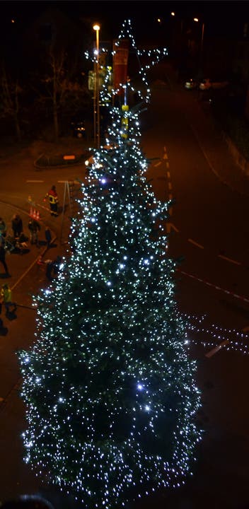 Klassisch beleuchtet: Der Weihnachtsbaum mitten im Verkehr auf dem Lindenplatz in Staufen. lee