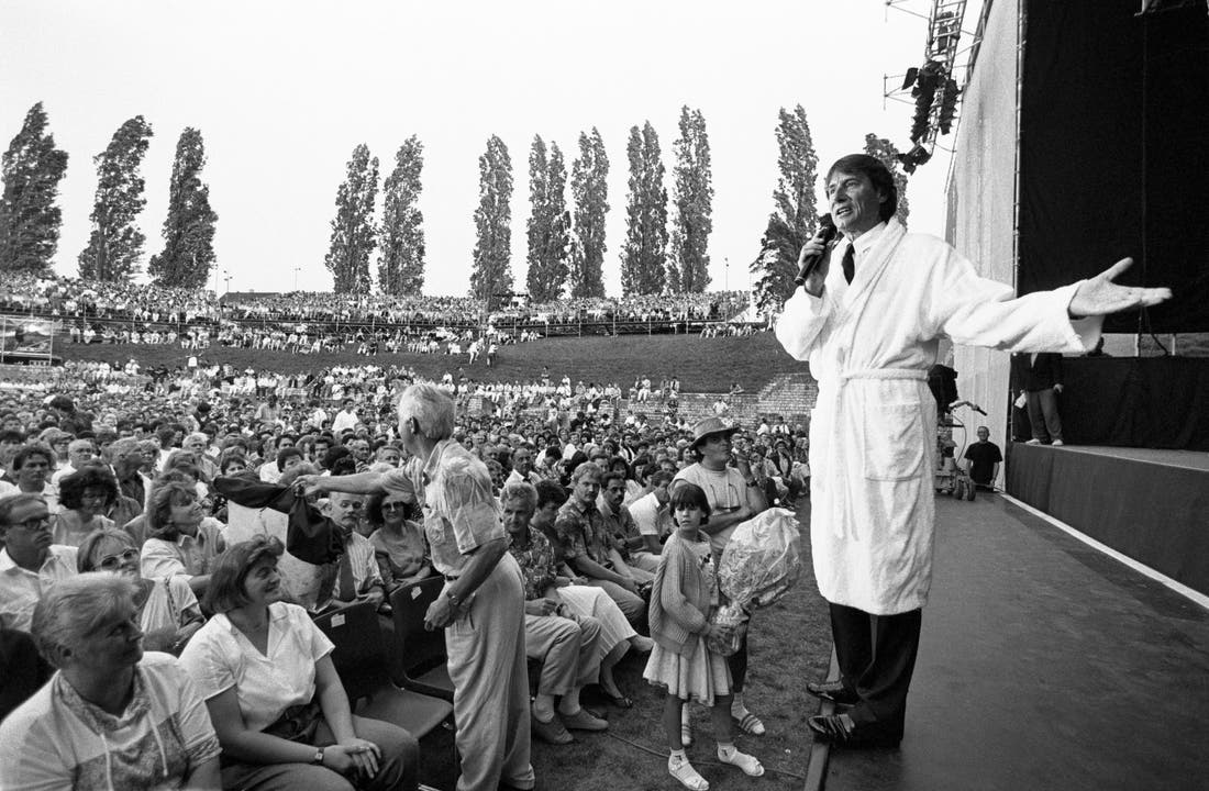 Am 30. Juni 1992 trat Udo Jürgens im Bademantel vor das Publikum im Amphitheater in Windisch - und erklärt, das Konzert werde etwas später beginnen.