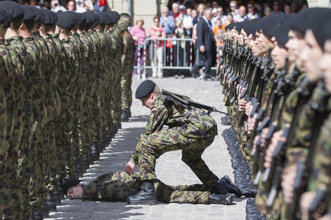 Ein Soldat der Ehrengarde für François Hollande erleidet einen Schwächeanfall und kippt um. Ein Kamerad eilt ihm zu Hilfe.