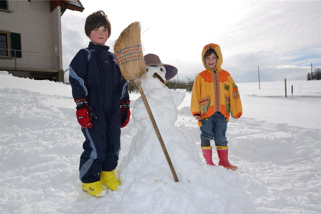 Noam und Natalya sind in Hessigkofen bei ihren Grosseltern in den Ferien und haben einen klassischen Schneemann gebaut.