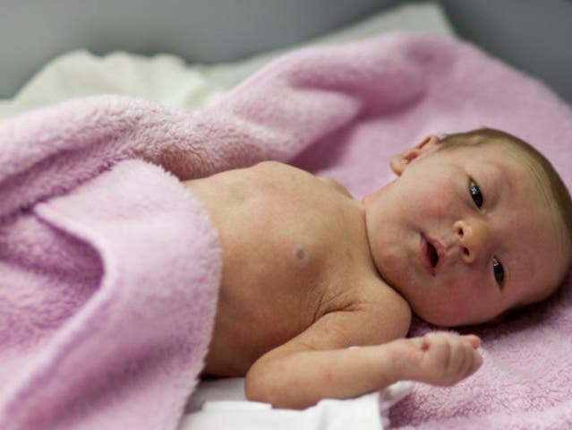 Epo für ein Neugeborenes: Bei Frühgeburten eine Hilfe fürs Hirn.