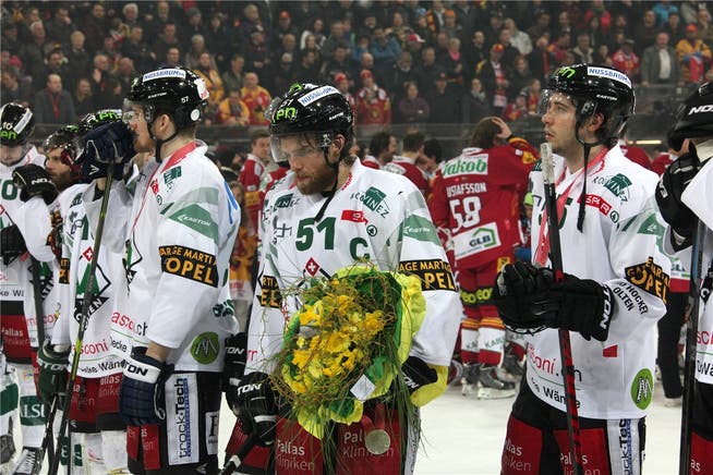 Die Enttäuschung stand Oltens Captain Patrick Parati (2. von rechts) nach dem verlorenen NLB-Final ins Gesicht geschrieben – da halfen auch die Silbermedaille und ein Blumenstrauss nicht.Hansruedi Aeschbacher