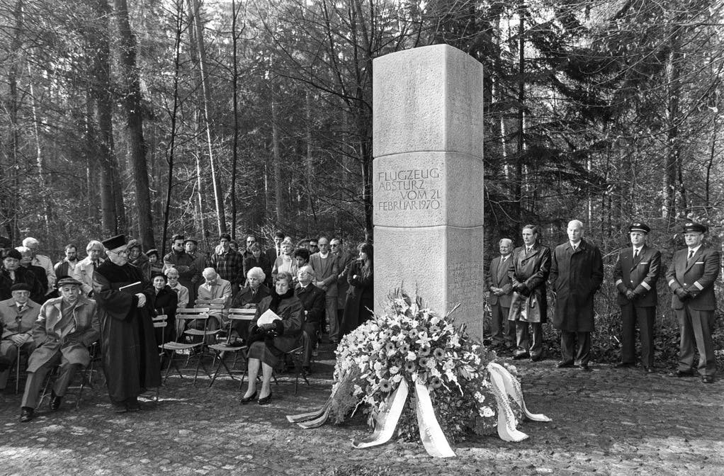 Die Gedenkfeier am 18. Februar 1990 beim Denkmal auf der Absturzstelle.